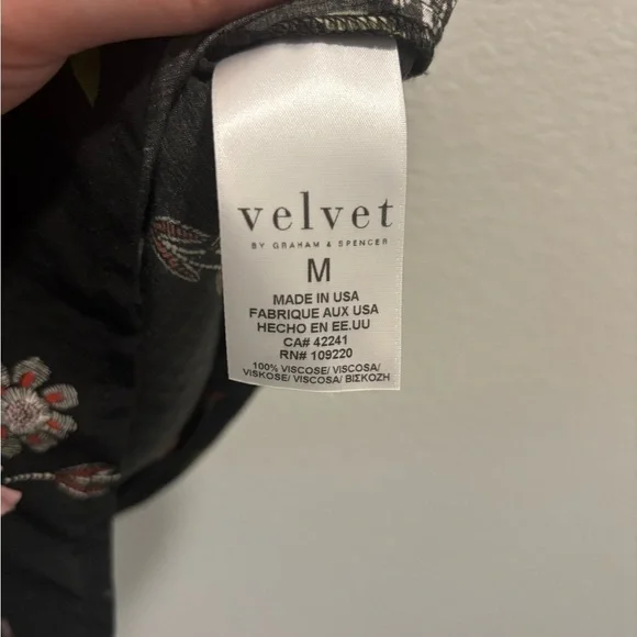 Black Floral collared shirt by Velvet by Graham + Spencer, women’s size M - Picture 4 of 6